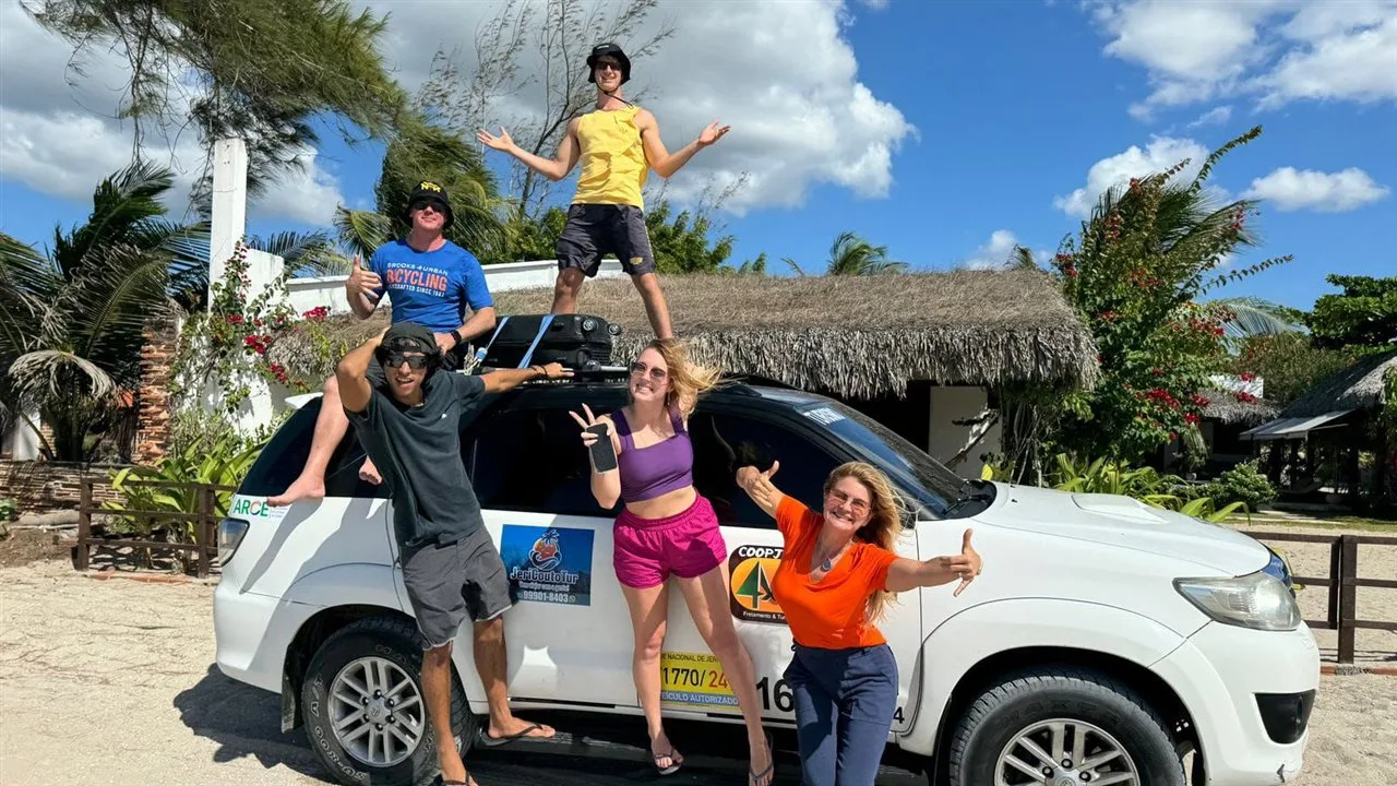 Cliente embarcando no transfer para Jericoacoara