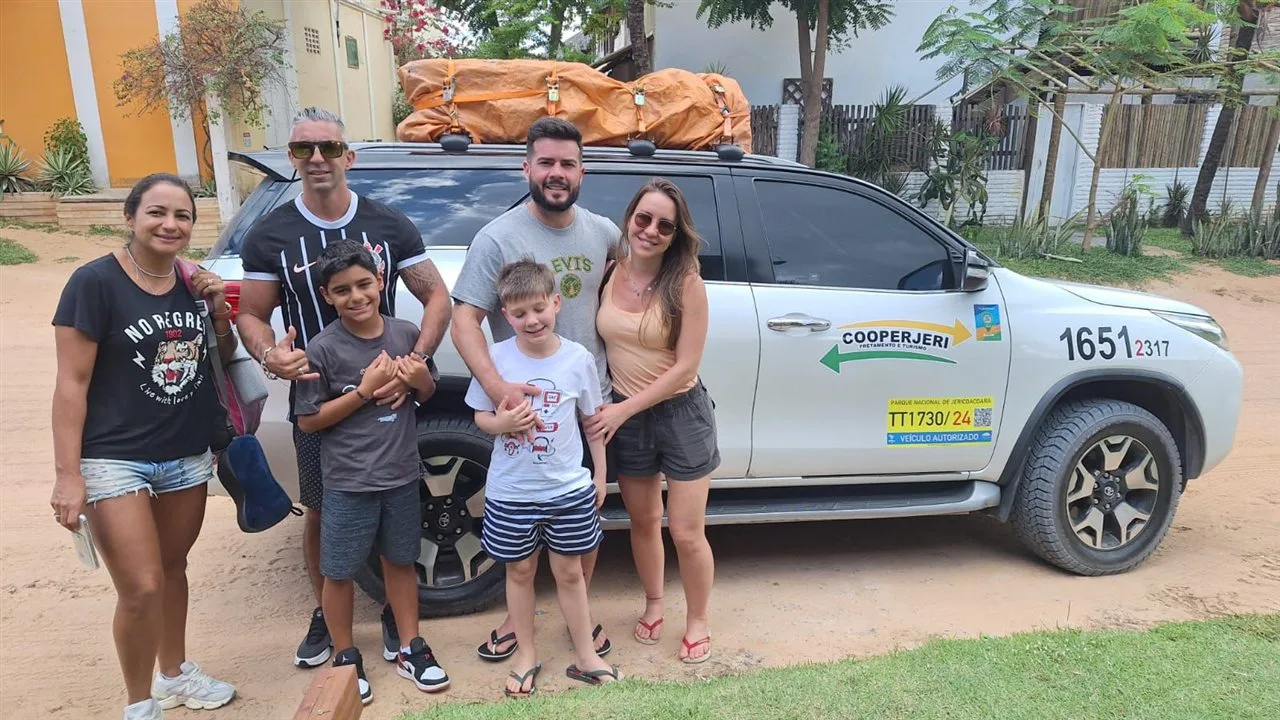Cliente embarcando no transfer de Fortaleza para Jericoacoara via asfalto